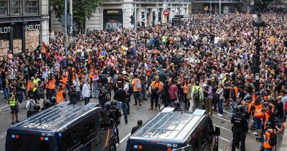 La precampaña se abre paso entre la tensión