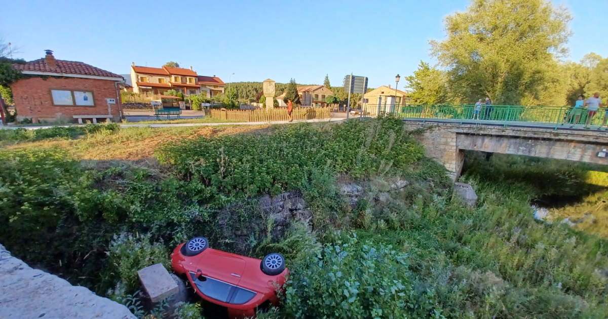 Un despiste acaba con un coche en el río Arlanza en Palacios de la Sierra