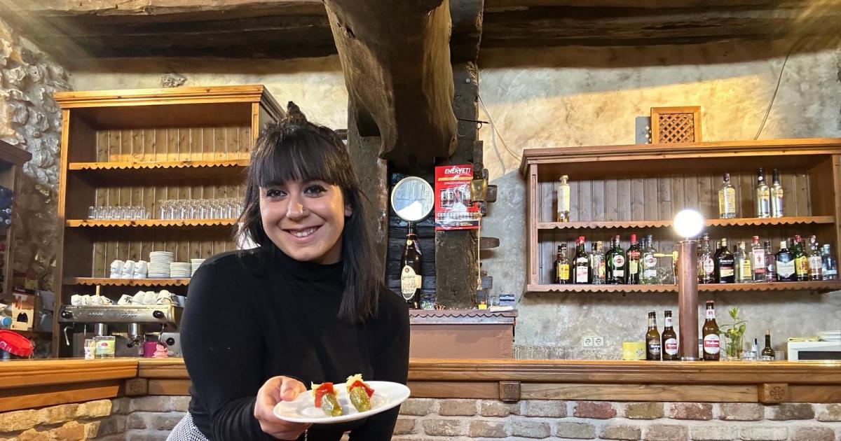 Irene, la joven de 24 años que ha logrado llenar el bar de un pequeño pueblo de Burgos