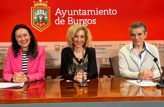 La concejal de Sanidad Blanca Carpintero, flanqueada por las dos representantes de las asociaciones Nerea de Juan (i) y Beatriz Fernández (d).
