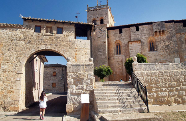El arco del conjuradero y la iglesia de Santa Eugenia, joyas patrimoniales de Villegas.