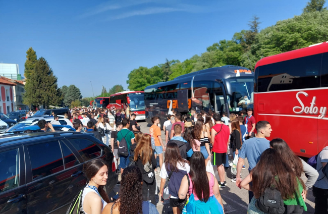Una docena de autobuses salió a primera hora de hoy de la plaza de Santa Teresa cargados de jóvenes con destino al ITA Palencia 2022. ECB