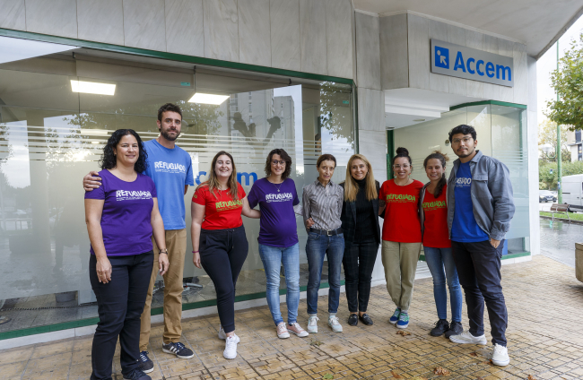 Foto de parte del equipo de más de 60 personas que trabajan o ejercen voluntariado en Accem de Burgos. SANTI OTERO