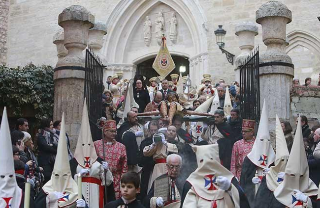 Imagen de la procesión del Cristo de Burgos que parte de la iglesia de San Gil.