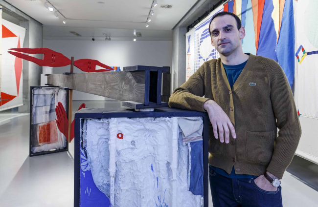 Diego Delas posa en su casa de textil, en el CAB. SANTI OTERO