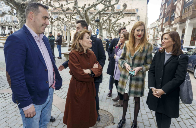 La ministra de Transportes con los alcaldes socialistas de Briviesca y Miranda y la secretaria provincial del PSOE de Burgos. SANTI OTERO