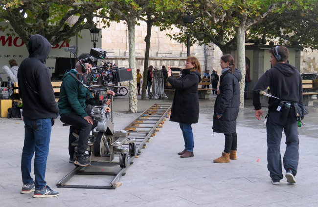 La directora del filme, Patricia Font, prepara una toma con Laia Costa y el equipo de cámara. DARÍO GONZALO