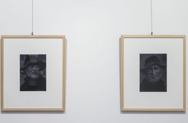 Retratos realizados blanco sobre papel negro donde se muestra la destreza del artista burgalés. SANTI OTERO