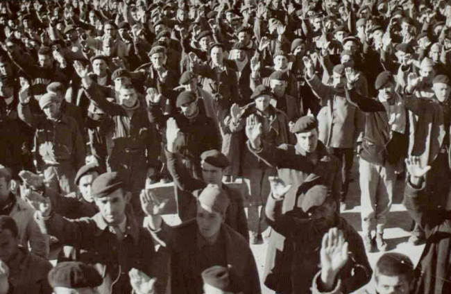 Los reclusos, obligados a realizar el saludo fascista. BIBLIOTECA NACIONAL DE ESPAÑA