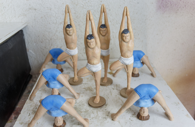 Figuritas de yoga realizadas en resina de poliuretano. SANTI OTERO