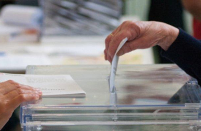 Una ciudadana introduciendo su voto en la urna.