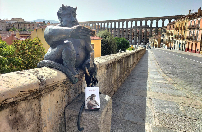 El Diablillo del Acueducto de Segovia y un ejemplar de la nueva novela de Abella. DARÍO GONZALO