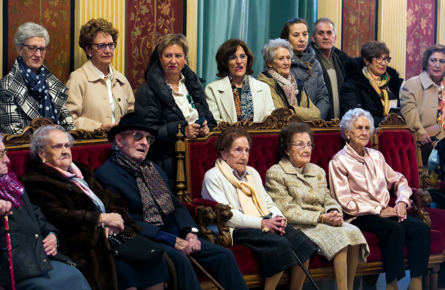 Los centenarios, sentados, Ángel Santamaria, más conocido como Maceo, y María Luisa Cantó (primera por la derecha) explicaron la receta de la buena longevidad. TOMÁS ALONSO