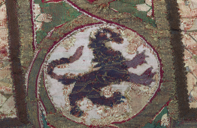 En las lacerías y algunos de los círculos de los leones, como el de la imagen, y en la parte inferior del Pendón de las Navas de Tolosa, hay retales de tela lisa. Son elementos que se han perdido.