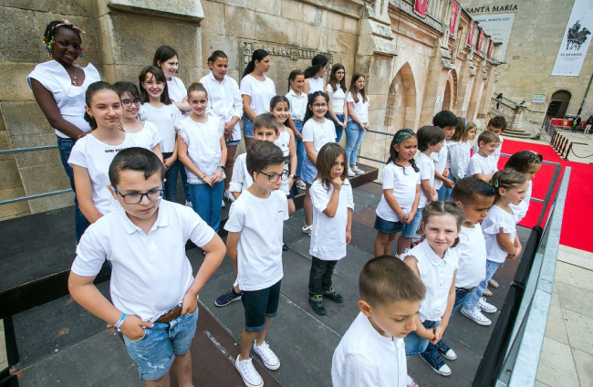 Niños y niñas de Aransbur interpretando el Himno a Burgos en lengua de signos. TOMÁS ALONSO
