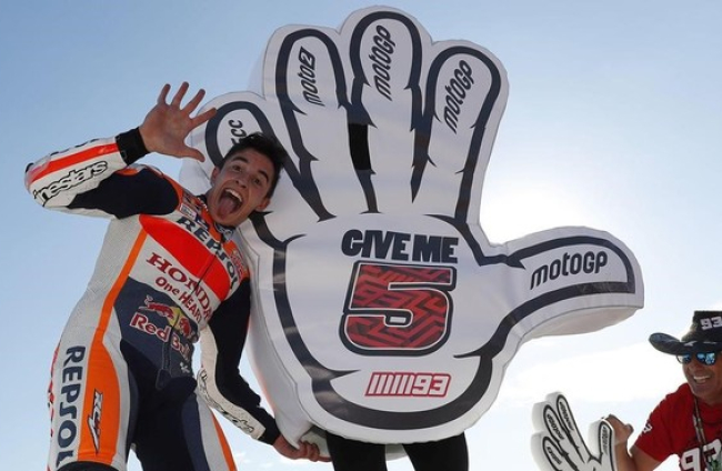 Marc Márquez (Honda) celebra su quinto título mundial en Cheste (Valencia).