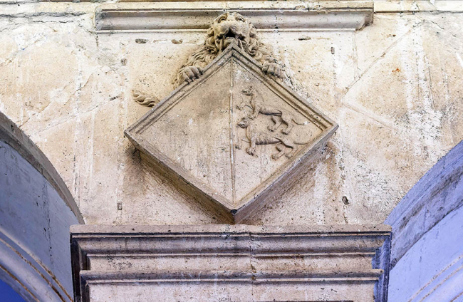 Escudo de Isabel de Osorio en la escalera interior del palacio. SANTI OTERO