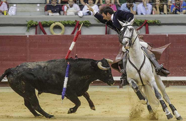 Andy Cartagena volvió a demostrar su arrollador estilo en la plaza de toros de Aranda de Duero.-ECB