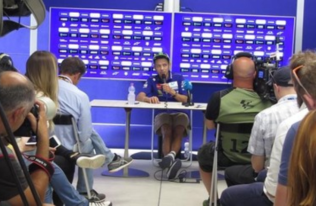 Valentino Rossi da explicaciones tras la breve intervención del japonés Kouji Tsuya.