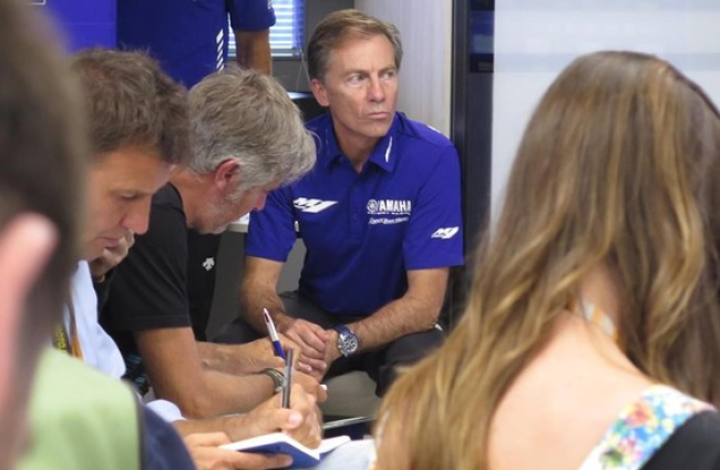 El británico Lin Jarvis, jefe de Movistar Yamaha, ha vivido escondido, sentado en el quicio de la puerta de un despacho, el harakiri que los japoneses han protagonizado hoy ante Valentino Rossi y Maverick Viñales.