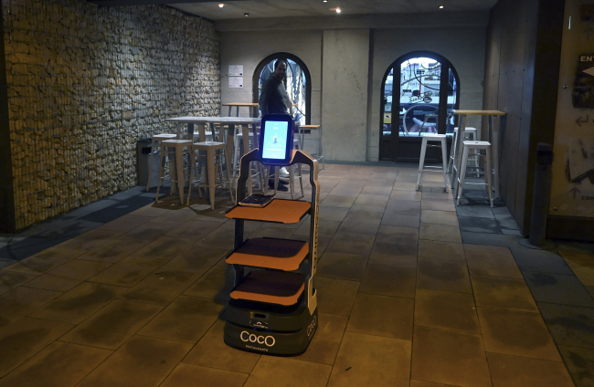 Coquito, el primer camarero robot de Castilla y León, del restaurante Coco Atapuerca. ICAL