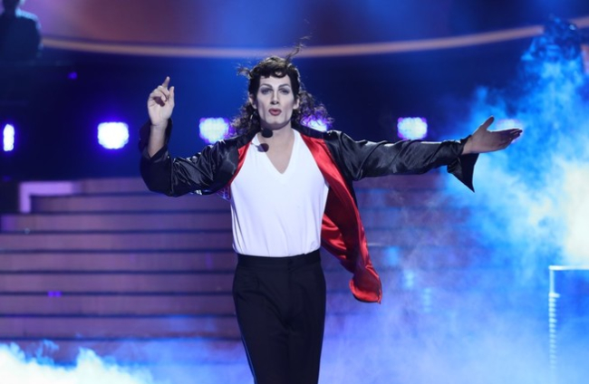 Fran Dieli, como Michael Jackson