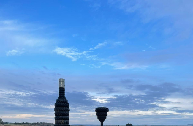 La botella de vino gigante de Tubilla del Lago. Foto cedida por el alcalde.