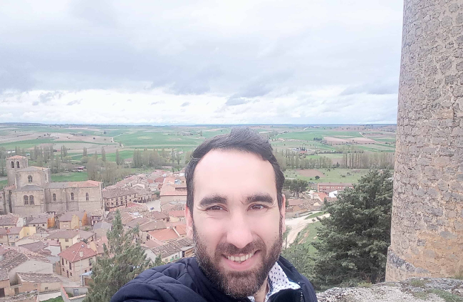 Héctor Ibáñez, gerente de la Asociación para el Desarrollo Rural Integral de la Ribera del Duero Burgalesa se hace un 'selfie' desde el castillo de Peñaranda.