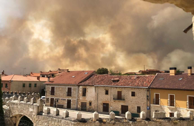 El fuego llegó de pronto a muchas casas de Santibáñez del Val