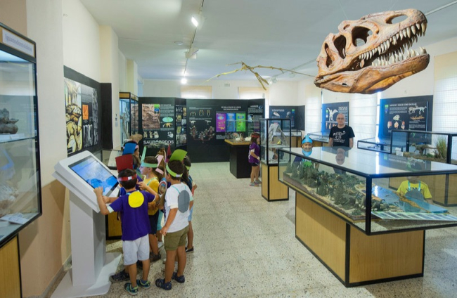Interior Museo de los Dinosaurios en Sala de los Infantes. ECB