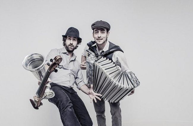 Diego Galaz (i.) y Jorge Arribas mantienen la esencia de la música popular de Fetén Fetén.