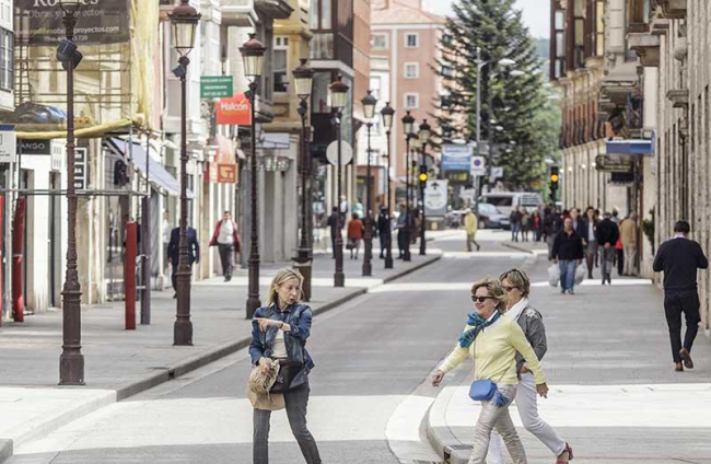 Unas mujeres cruzan la calle Santander que se ha cortado a la circulación de vehículos en distintos momentos en los últimos años.
