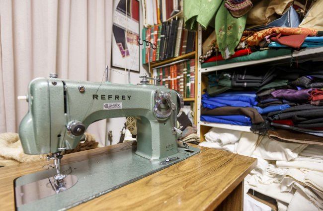 Máquina de coser que el artesano tiene en su taller. SANTI OTERO