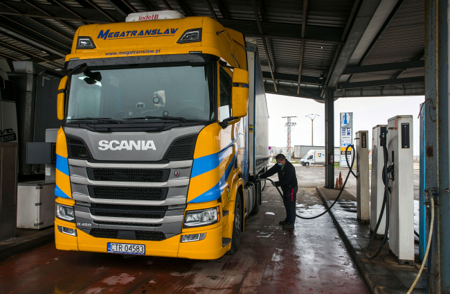 Un camionero llena el depósito en una gasolinera de Burgos. El gasoil es el carburante que más se ha encarecido el último año. TOMÁS ALONSO