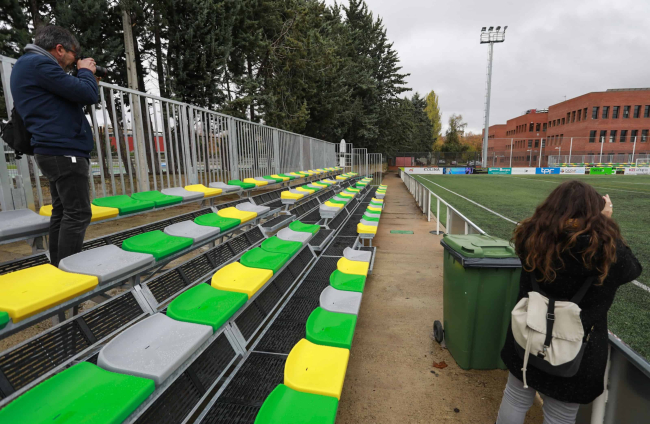 Uno de los nuevos módulos de gradas instalado en el Campo de Rugby Bienvenido Nieto. TOMÁS ALONSO