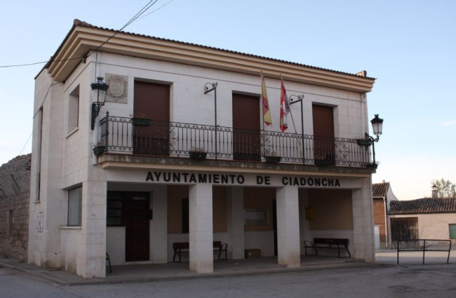 La casa consistorial del municipio, de partido judicial de Lerma y a 25 km de Burgos.