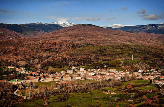 Vista general del pueblo de Barbadillo de Herreros desde el monte.