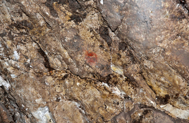 Pigmentos rojos que se han localizado en el sector 100 de la excavación de Mirador. Es un rastro porque las ovejas, al rascarse con la pared, borraron el dibujo.