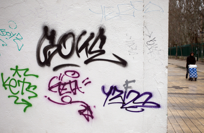 Pintadas vandálicas en calles de la capital burgalesa, en este caso en bajos comerciales.