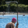 Bañistas en una jornada de sol y calor, en las piscinas municipales del Plantío.
