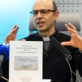 Entre los legajos, una petición de Felipe Bigarny con firma incluida que es la portada del libro en el que se registran más de 2.000 peticiones al Cabildo de la Catedral.