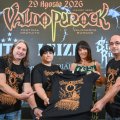 Los responsables del Festival Valdorrock posan con la diputada provincial Inmaculada Sierra durante la presentación de la cita.