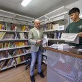 El alcalde en funciones, Ángel Manzanedo, charla con el coordinador del punto de lectura Marcos Güemes.
