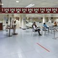 Ciudadanos realizando gestiones en el interior del Ayuntamiento de Burgos.