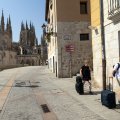 Dos turistas abandonan la ciudad de Burgos al día siguiente del eclispe.