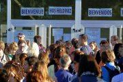Aspirantes a las oposiciones de Secundaria a las puertas del IES Eras de Renueva de León, en  junio de 2015.-ICAL