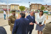 La alcaldesa de Tardajos, Laura Puente, rodeada de las autoridades.