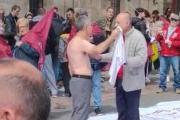 Nicanor Pastrana se quita el pantalón antes de desnudarse en la plaza Mayor de León.