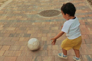 Un niño juega con una pelota.