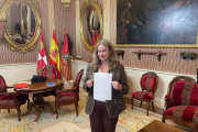 Cristina Ayala muestra la carta enviada a la Junta de Castilla y León para tratar sobre el parque tecnológico y el centro de salud del Silo.